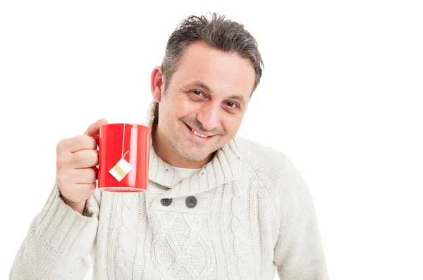 Beau homme tenant une tasse de thé et portant un pull tricoté — Photo