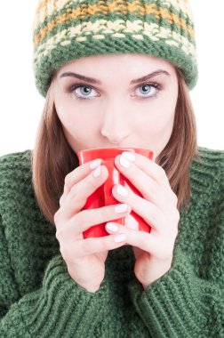 Kadın modeli örgü elbise giyen ve çay içme