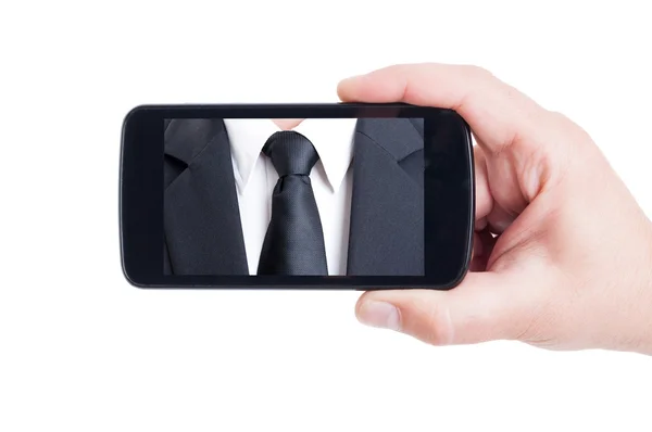 Снимок галстука крупным планом на дисплее смартфона — стоковое фото