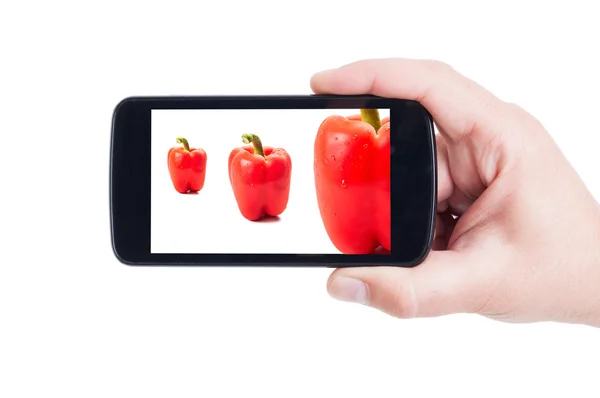Красный перец на дисплее смартфона — стоковое фото