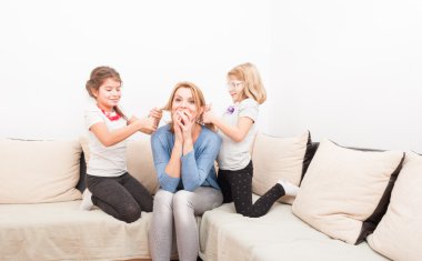 Anne ve kız kardeşi kızlar eğleniyor