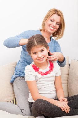 Mutlu ve güzel anne ve kızı evde