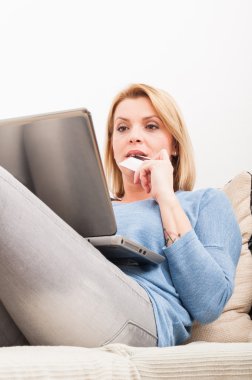 Ev ve kredi kart kavramı kullanarak ödeme online alışveriş