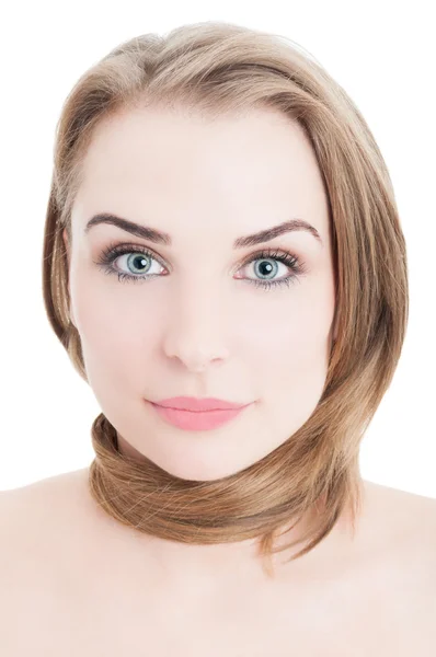 Retrato de uma mulher bonita com cabelo natural e maquiagem — Fotografia de Stock