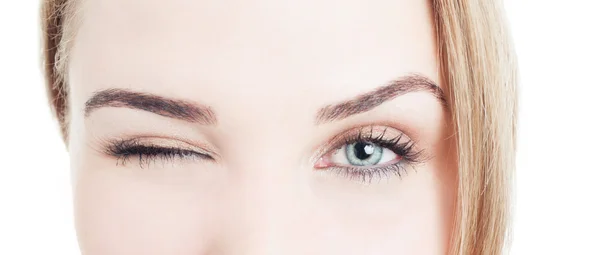 Крупный план с красивыми глазами женщины и подмигнуть — стоковое фото