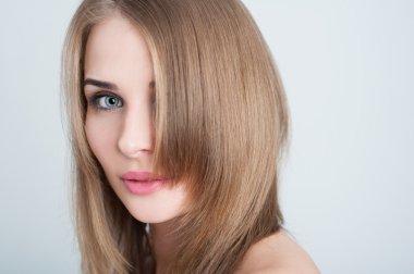 Genç kadın yüzü mükemmel pürüzsüz bir cilt ile yakın çekim