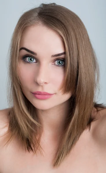 Mladá žena model s dokonalou a krásnou tváří — Stock fotografie