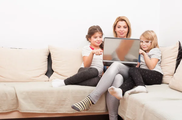 Felice navigazione in famiglia o internet navigazione insieme — Foto Stock