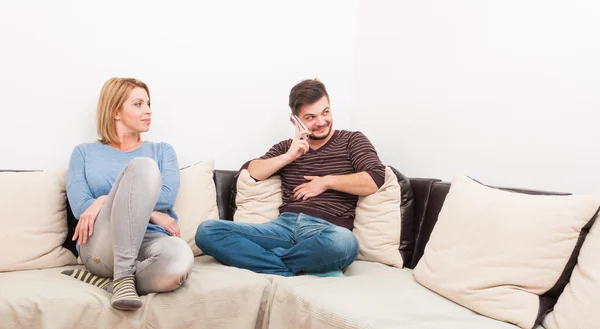 Vreemdgaan vriendje geheimen praten over de telefoon — Stockfoto