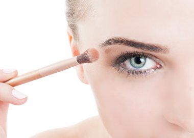 Kadın gündüz makyaj uygulamak