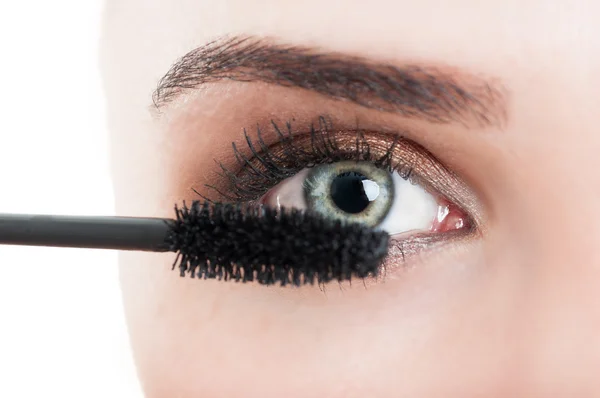 Varita de rímel o cepillo y ojo de mujer — Foto de Stock