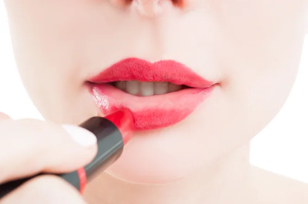Γυναίκα στόμα με κόκκινα χείλη και listick — Φωτογραφία Αρχείου