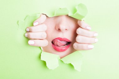 Kadın modeli yeşil karton kağıt güzellik kavram olarak kopyalama