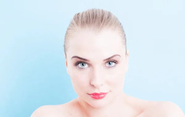 Schönes Gesicht weibliches Modell auf blauem oder türkisfarbenem Hintergrund — Stockfoto