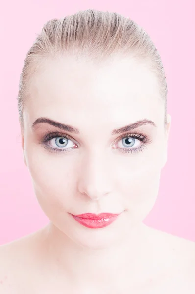 매력적인 파란 눈 여성 핑크 배경에 고립 — 스톡 사진