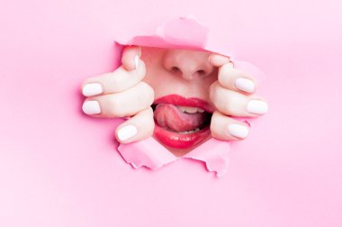 Çekici kadın yırtık pembe karton seksi hareket