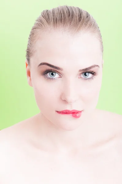 Mooi model met perfecte huid en make-up haar lip bijten — Stockfoto