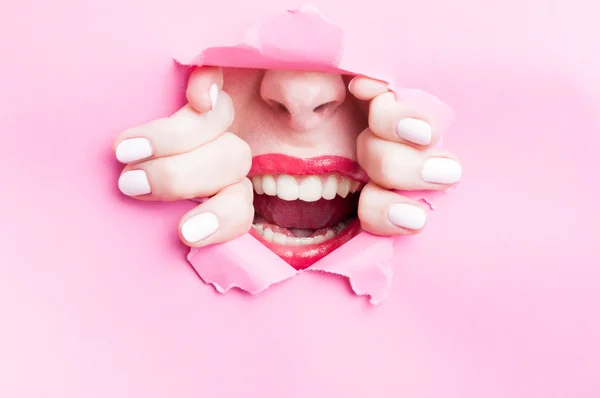 Jovem modelo gritando thru rosa cortado papelão — Fotografia de Stock