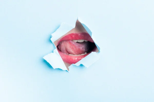 Σέξι στόμα γυναίκα φοράει gloss thru τρύπα σχισμένο χαρτί — Φωτογραφία Αρχείου