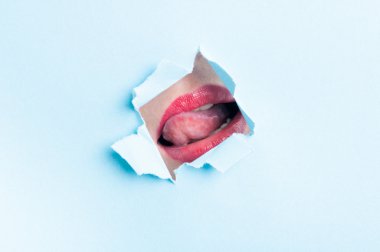 Yırtık kurulu aracılığıyla dilini gösteren genç model