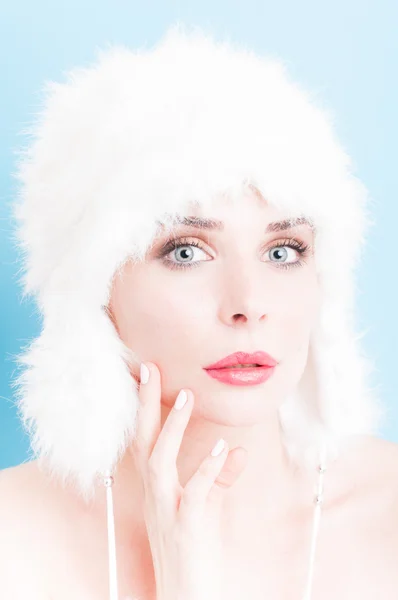 Dokonalá žena kůže denní make-up a kožešinové čepici — Stock fotografie