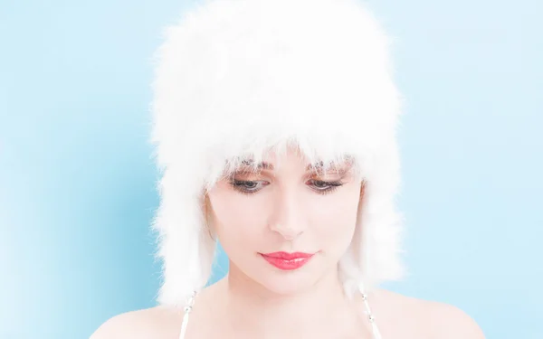 Retrato de uma mulher bonita com chapéu de pele branca — Fotografia de Stock