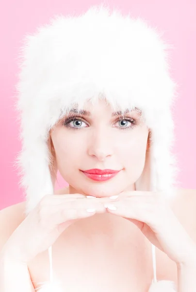 Young woman with perfect makeup wearing a fur hat — Stock Photo, Image