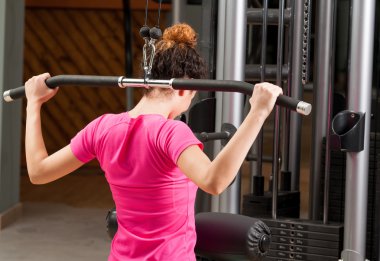 Genç kadın onu geri için havuz bar ile egzersiz