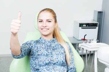 Rahat Bayan hasta gibi dişçi koltuğu üzerinde gösterilen