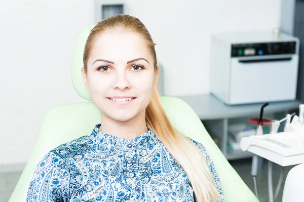 Jonge vrouwelijke patiënt wachten voor tandarts — Stockfoto