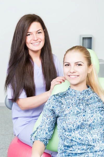 Hermosa mujer dentista y lindo paciente femenino — Foto de Stock