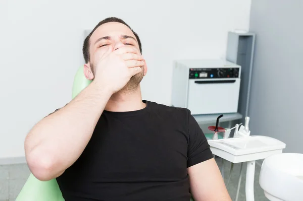 Przestraszony mężczyzna pacjenta u dentysty — Zdjęcie stockowe