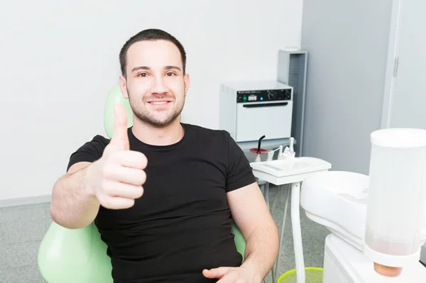 Happy tandläkare patienten visar som — Stockfoto