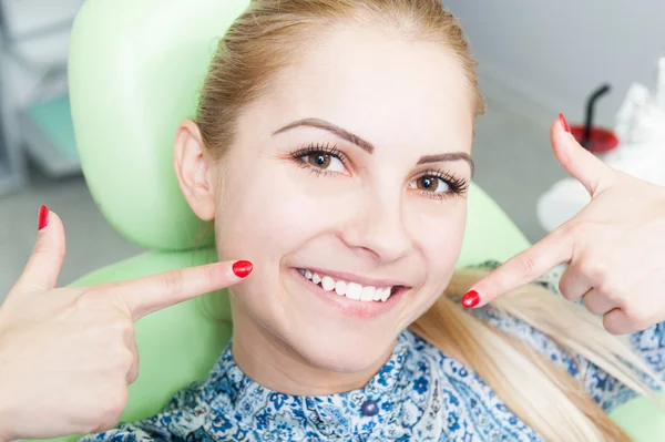 Paciente femenina con sonrisa perfecta en el dentista —  Fotos de Stock