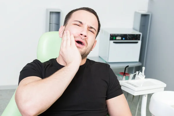 Manliga tandläkare patienten lidande tandvärk — Stockfoto