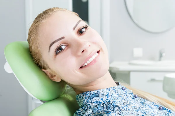Model lächelt auf Zahnarztstuhl Stockfoto