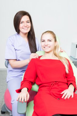 Samimi ve başarılı dişçi kadın ve hasta