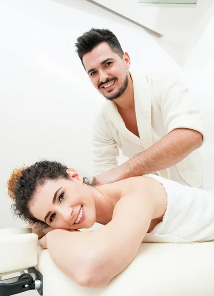 Mulher bonita recebendo uma massagem relaxante por seu namorado — Fotografia de Stock