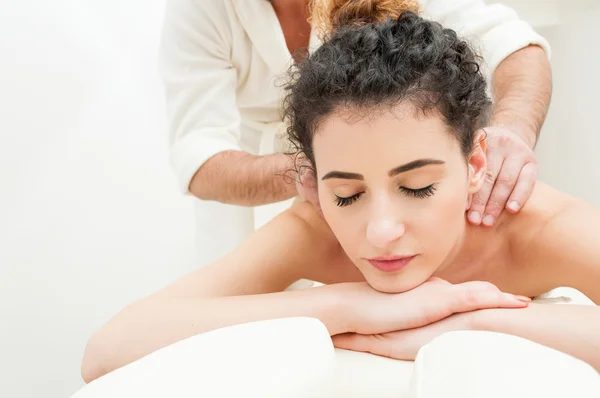 Close-up de mulher atraente com pele fresca recebendo uma massagem — Fotografia de Stock