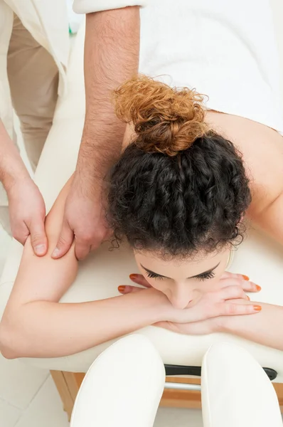 Jonge vrouw krijgt een wellness massage van de schouder — Stockfoto