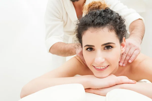 Close-up de mulher sorridente recebendo uma massagem relaxante — Fotografia de Stock
