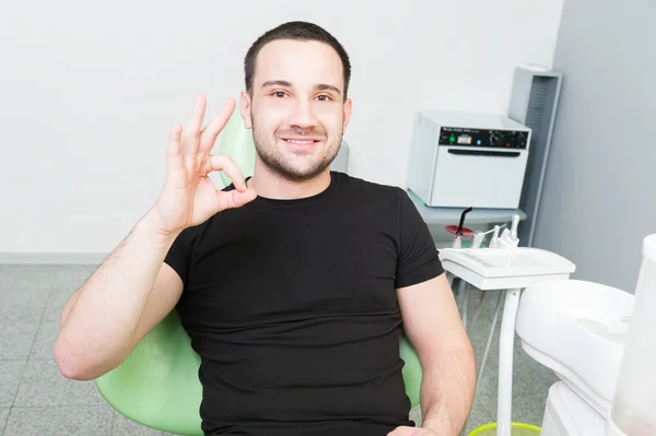Happy manlig patient i tandläkarens visar perfekta gest — Stockfoto