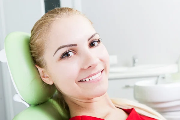 Rosto de paciente mulher dental com belo sorriso — Fotografia de Stock