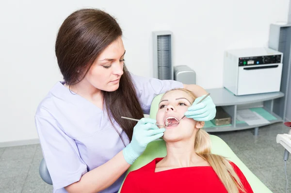 Paciente do sexo feminino com boca aberta no dentista — Fotografia de Stock