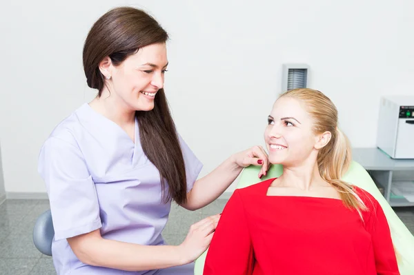 Friendly and trustworthy dentist woman and patient — Stock Photo, Image