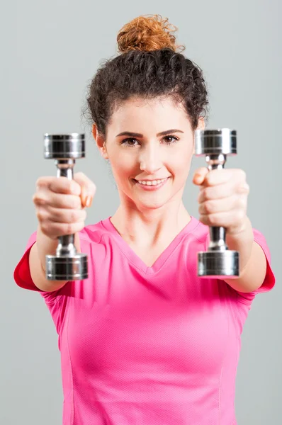 Vrouw doet fitness oefeningen gebruik van stalen halters — Stockfoto