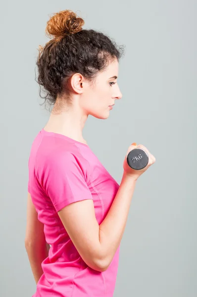 Profil atraktivní žena držící činka a cvičení — Stock fotografie
