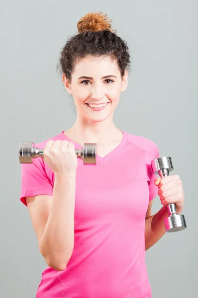 Mooie vrouw training en versterking van haar biceps met halter — Stockfoto
