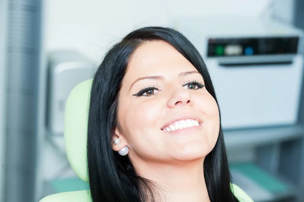 Hermosa sonrisa paciente femenina esperando en el dentista —  Fotos de Stock