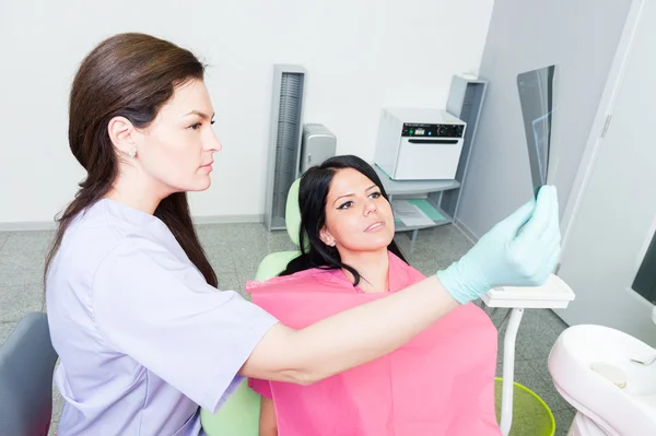 Dentista médico y paciente examinando los dientes de rayos X —  Fotos de Stock